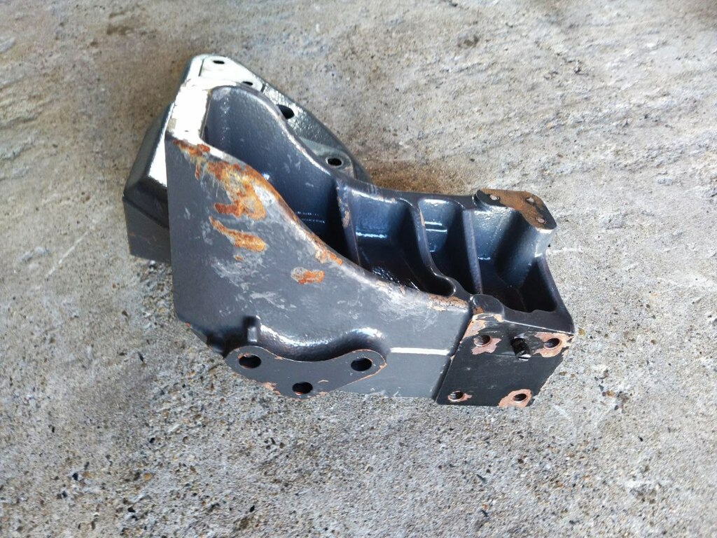 кронштейн стабилизатора кабины левый б/у - 1